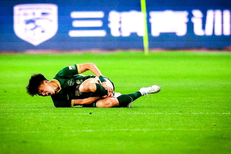 关于足球赛事中球员受伤事件牵动球迷心.的信息
