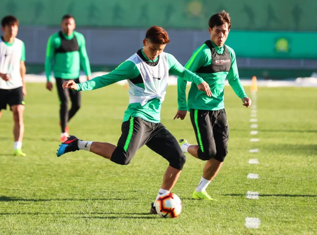 队伍集结齐全备战，迎接重要比赛考验