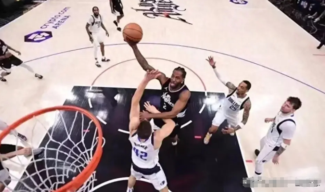 关于快船惨败独行侠，莱昂纳德受伤离场的信息