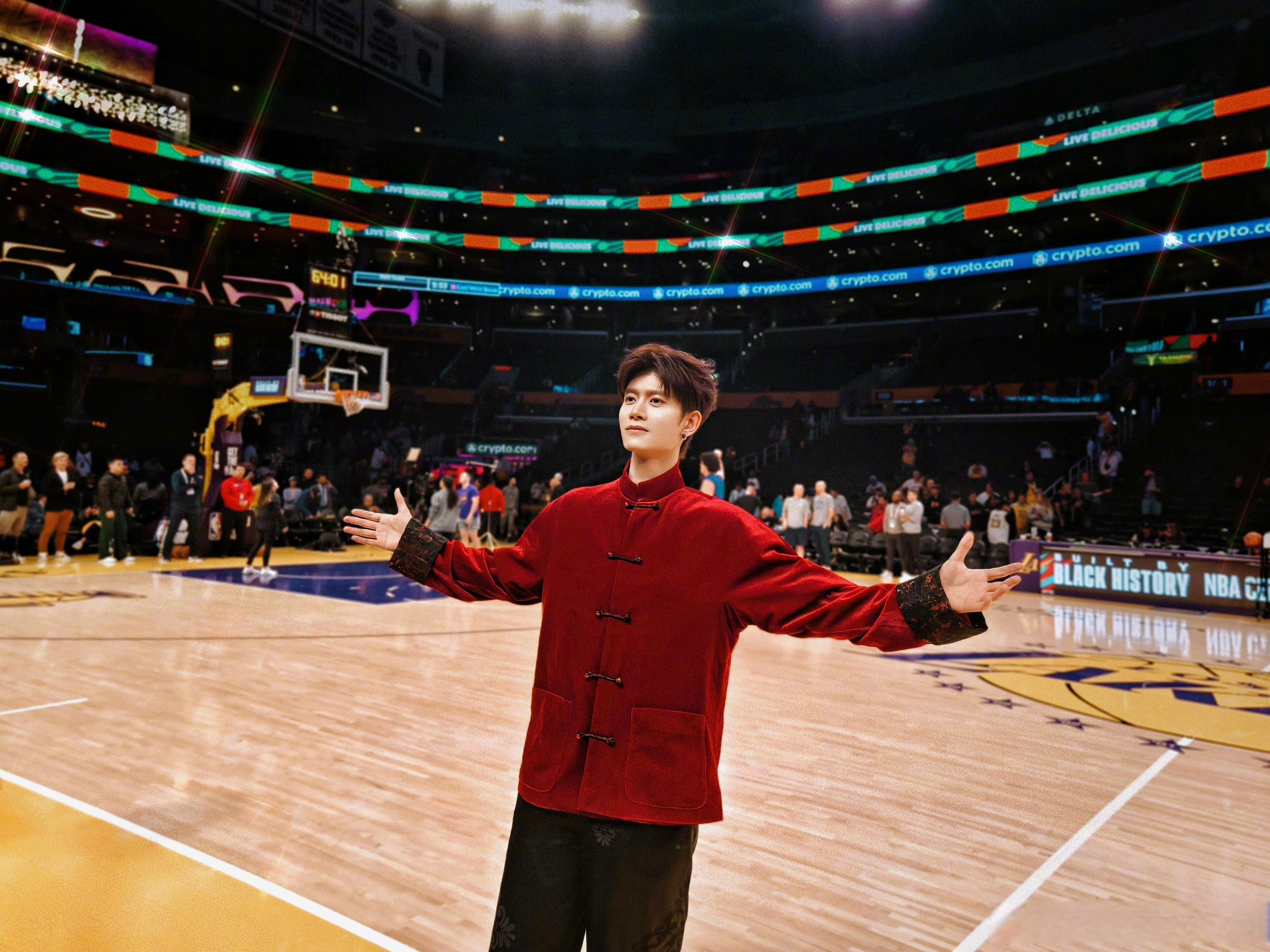 篮球场上呈现激烈角逐，谁能笑到最后