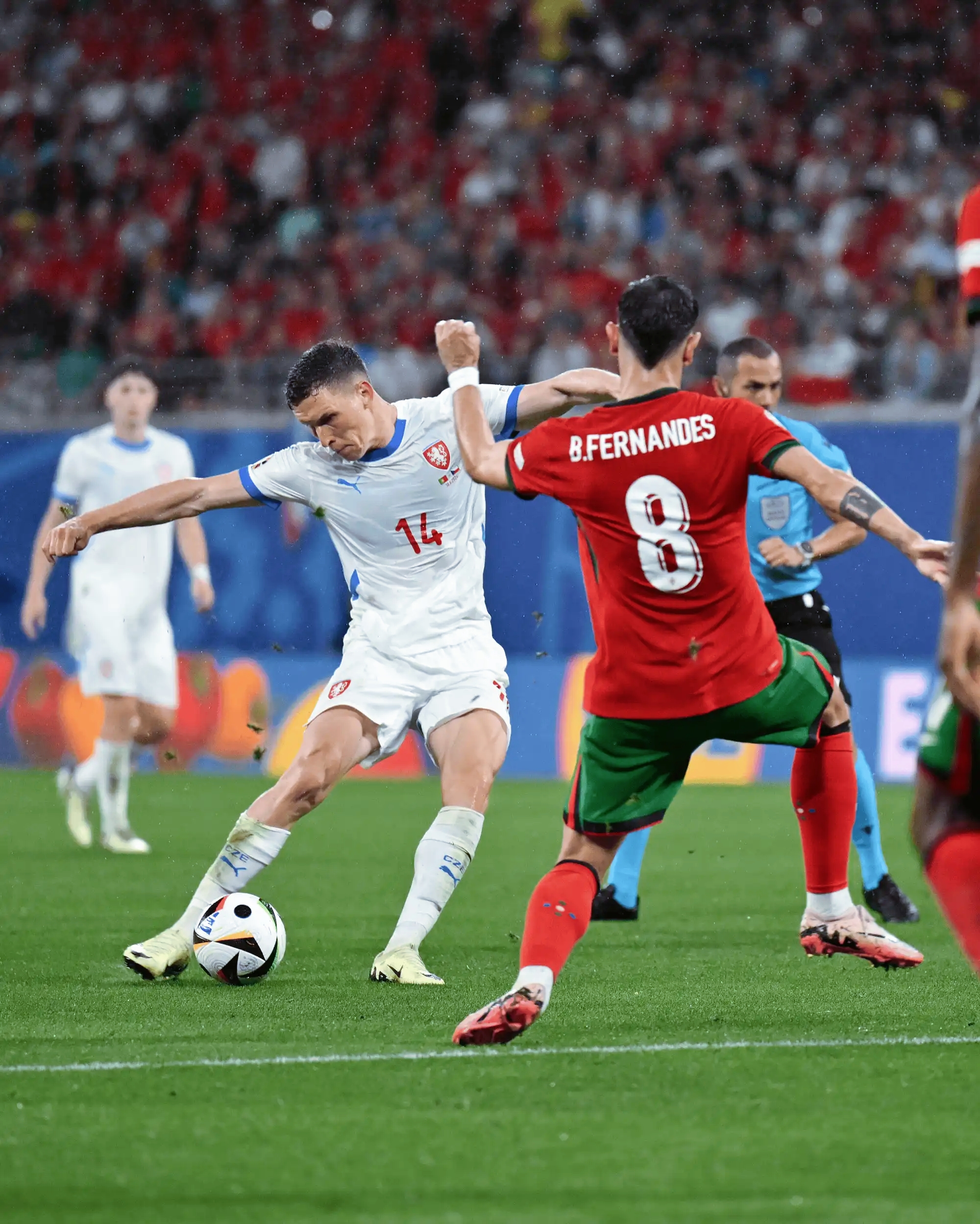 爱游戏app下载-包含欧洲足球联赛赛况激烈，胜负双方势均力敌的词条