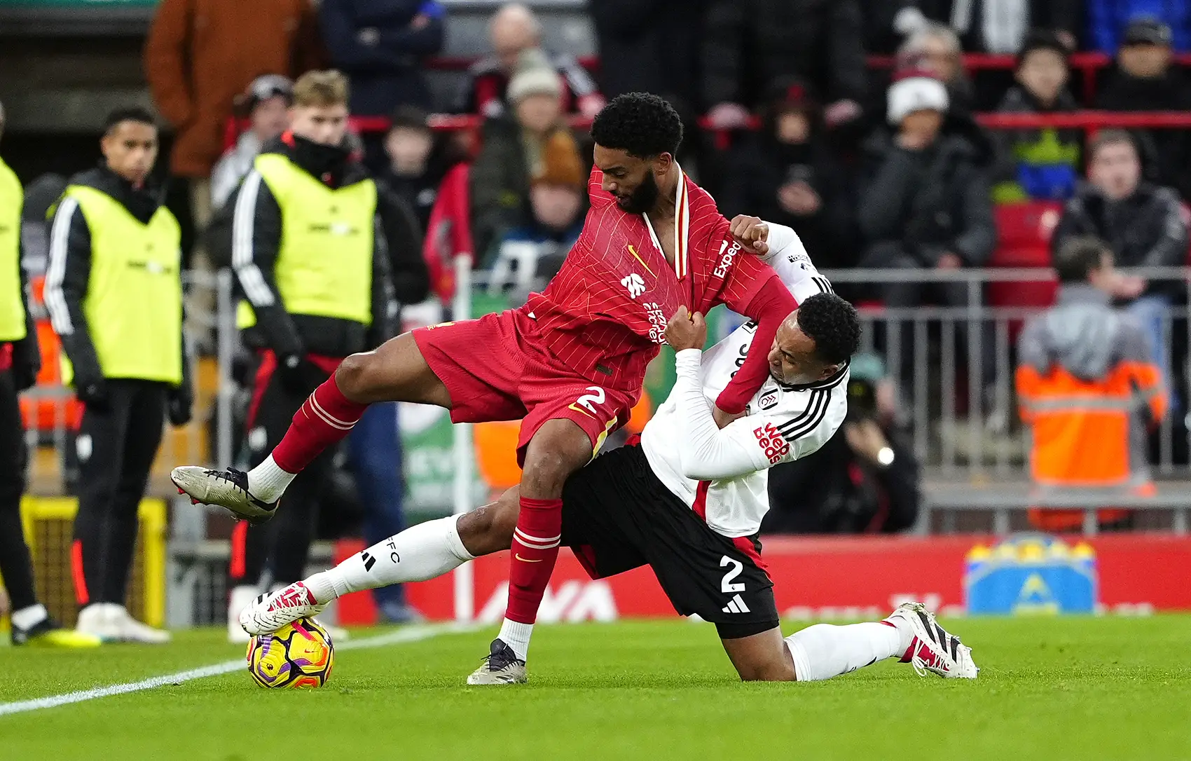 爱游戏亚洲官网-英格兰队逆转胜丹麦队，夺得胜利