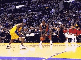 爱游戏-篮球赛场上球员擦出火花，展现技艺