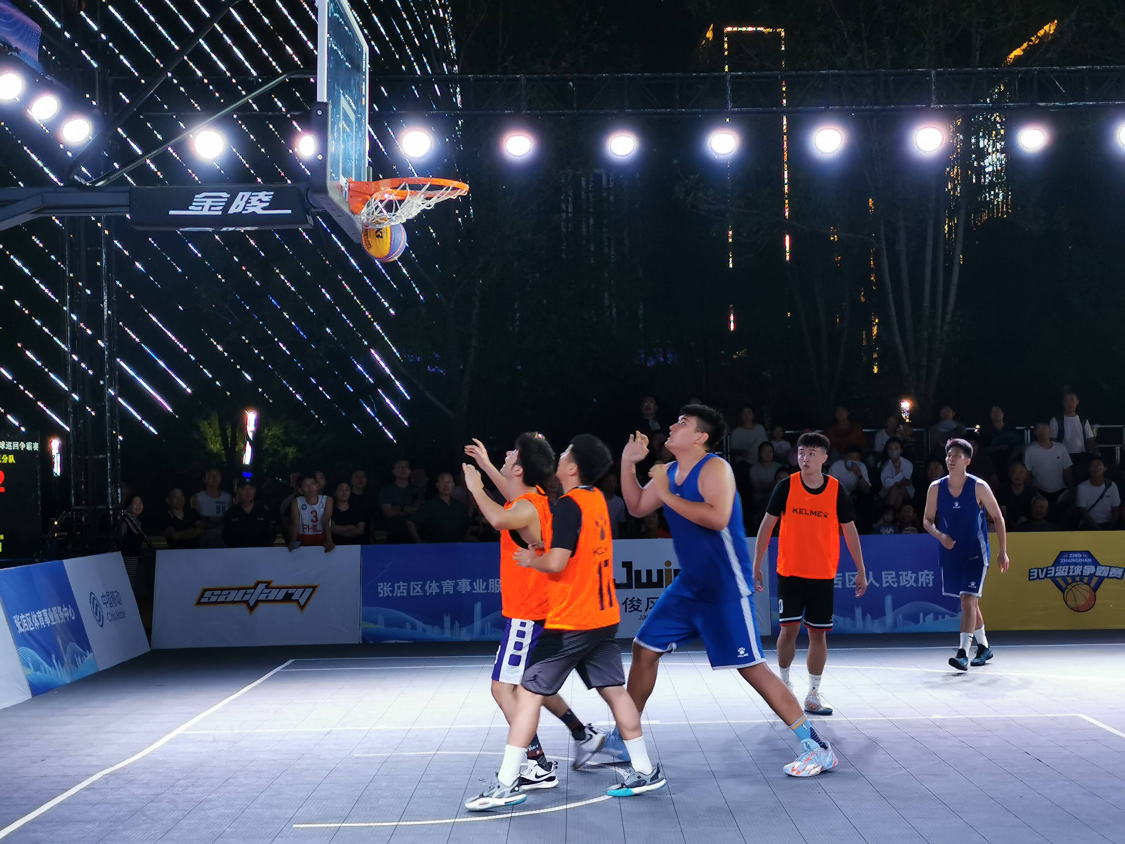 篮球赛场上球员擦出火花,展现技艺 篮球赛场上球员擦出火花,展现技艺